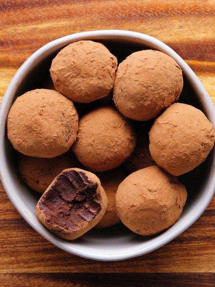 trufas de chocolate enroladas em pó de cacau, mordida tirada