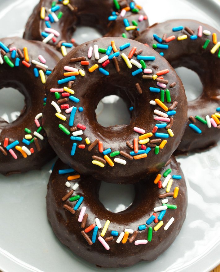 Donuts de proteínas geadas de chocolate
