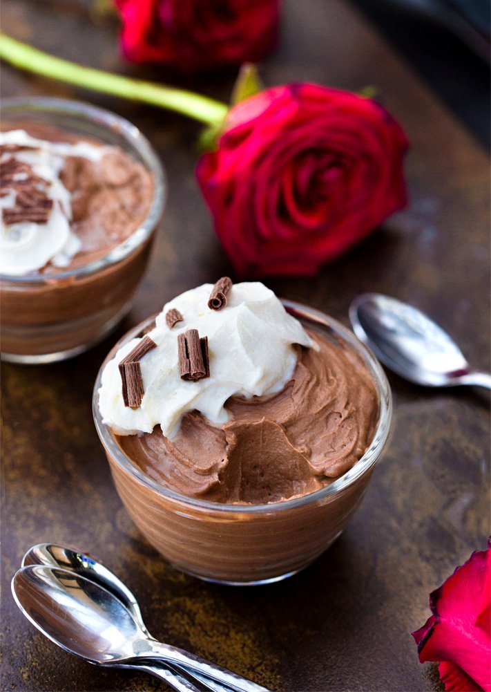 Receita de mousse de chocolate escuro vegano fácil em tigelas com rosas