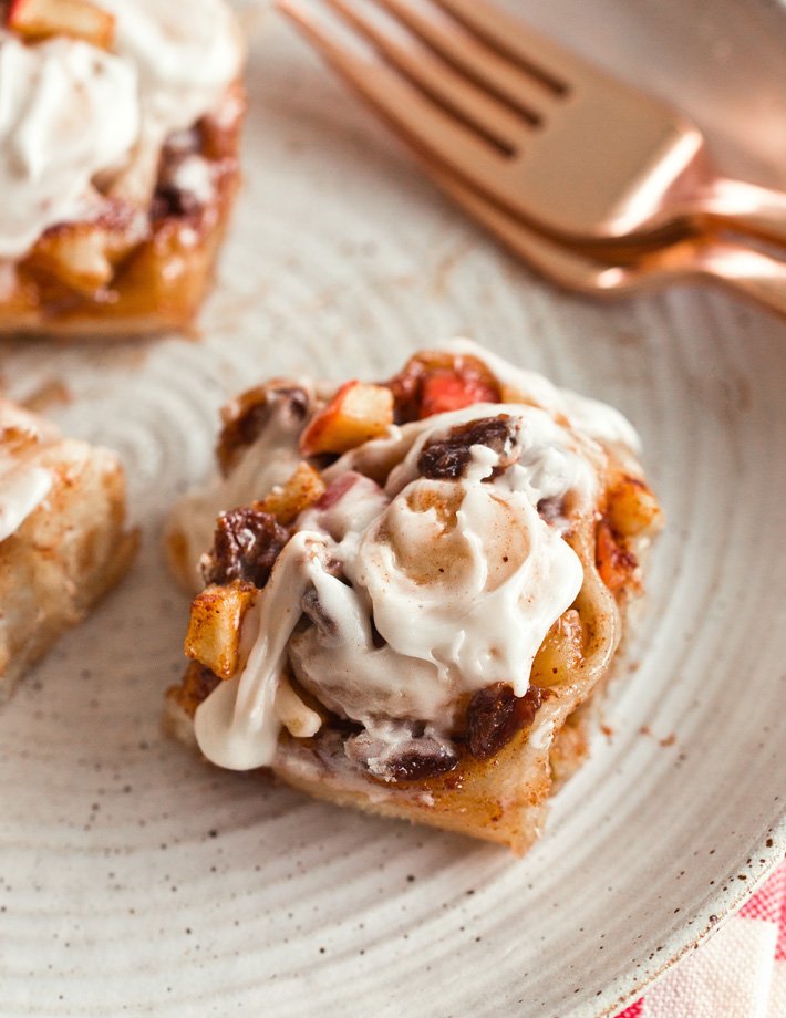 Rolagem de café da manhã com passas de maçã