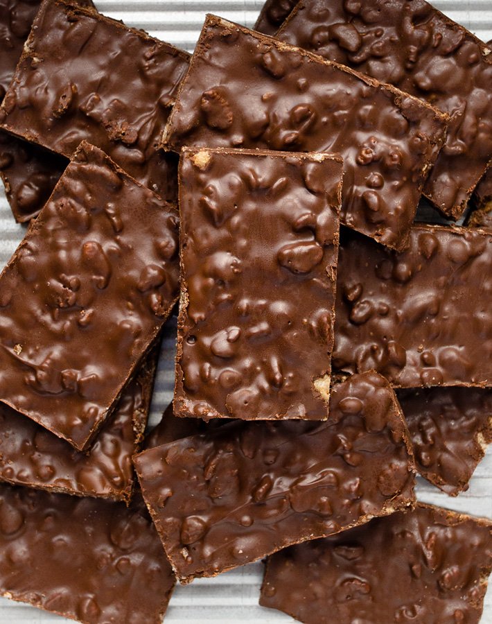 Barras crocantes de chocolate amargo com cereal de arroz crocante