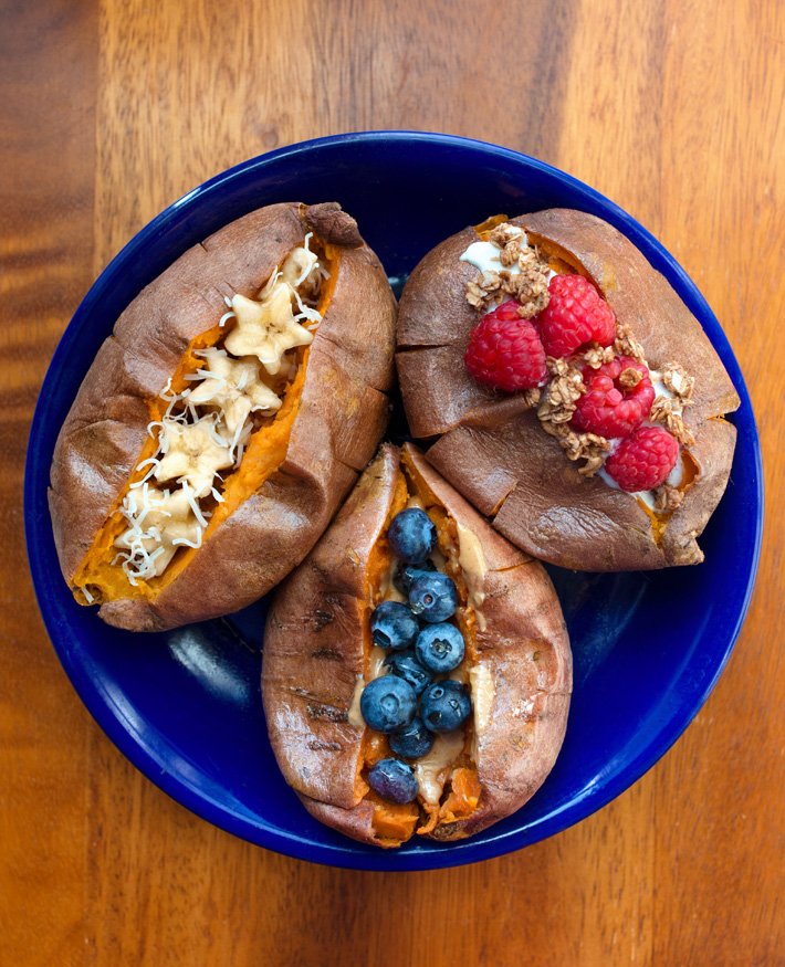 Batata -doce com granola e coberturas de frutas Batata -doce com granola e coberturas de frutas