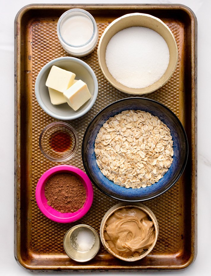 Ingredientes de biscoito de manteiga de amendoim com chocolate sem assar