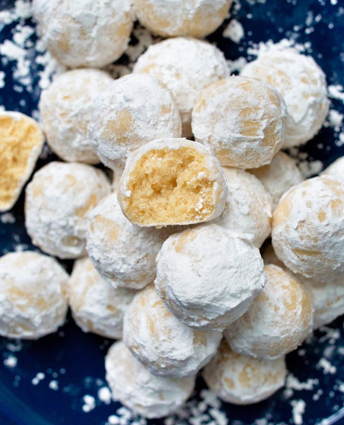 Biscoitos de bola de neve natalinos com baixo teor de carboidratos