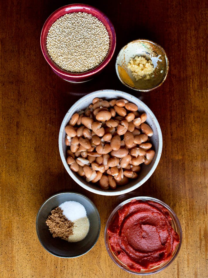 Ingredientes da bola de pizza de quinoa Ingredientes da bola de pizza de quinoa