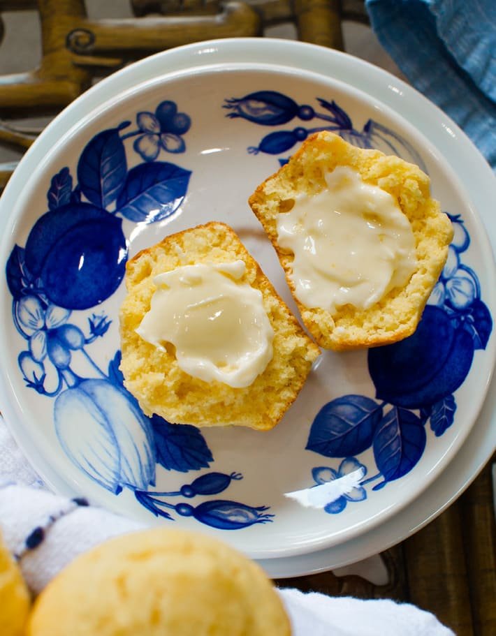 Muffins de pão de milho caseiros com manteiga (à base de plantas) Muffins de pão de milho caseiros com manteiga (à base de plantas)