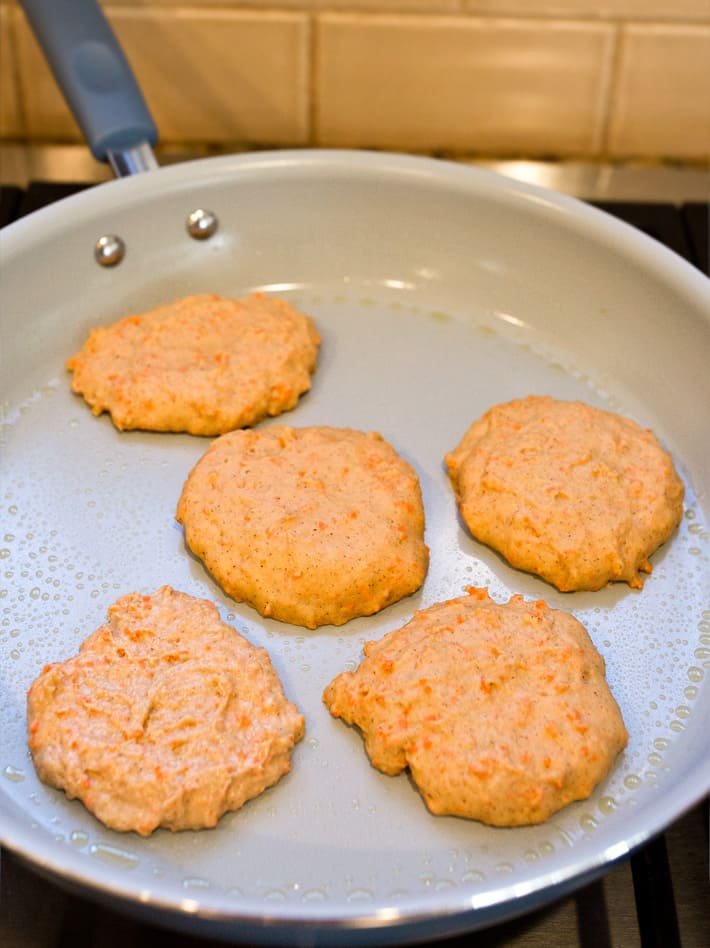Panquecas De Bolo De Cenoura Vegano Na Frigideira