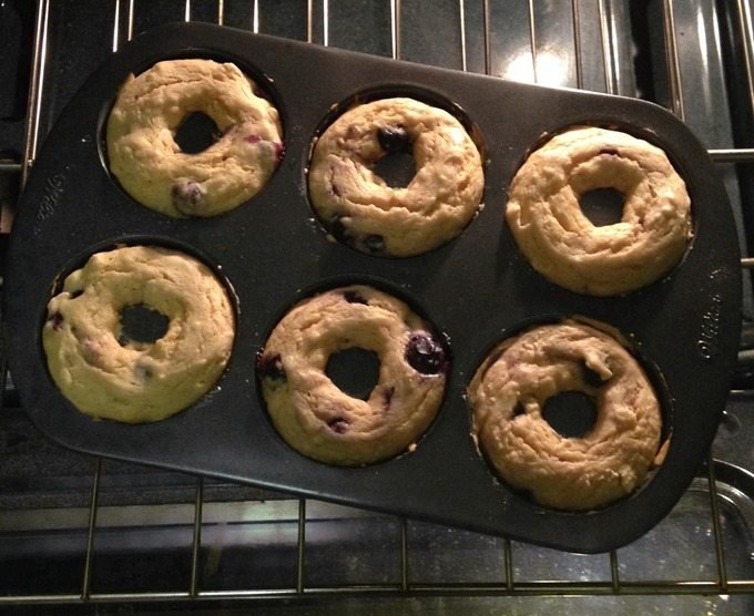 Donuts de mirtilo veganos: Ingredientes: 1/2 xícara de mirtilos, 1 xícara de farinha, 1 colher de chá de fermento em pó, 1/2 colher de chá de canela, 1/4 xícara… https://chocolatecoveredkatie.com/2016/04/14/baked-donuts-blueberry-refined-sugar-free/ @choccoveredkt
