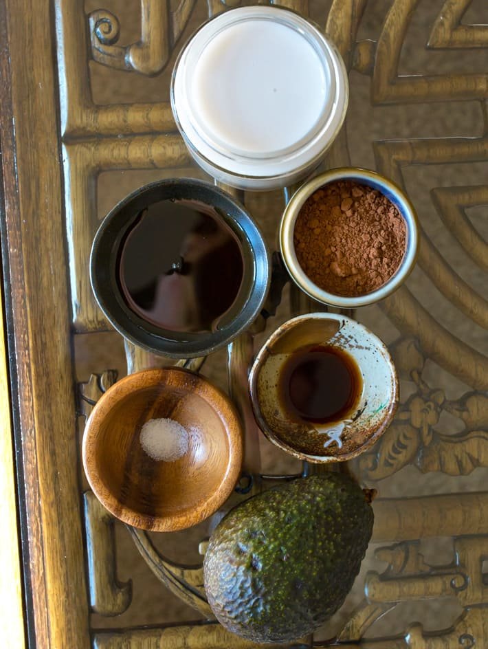 Ingredientes para smoothie de chocolate e abacate