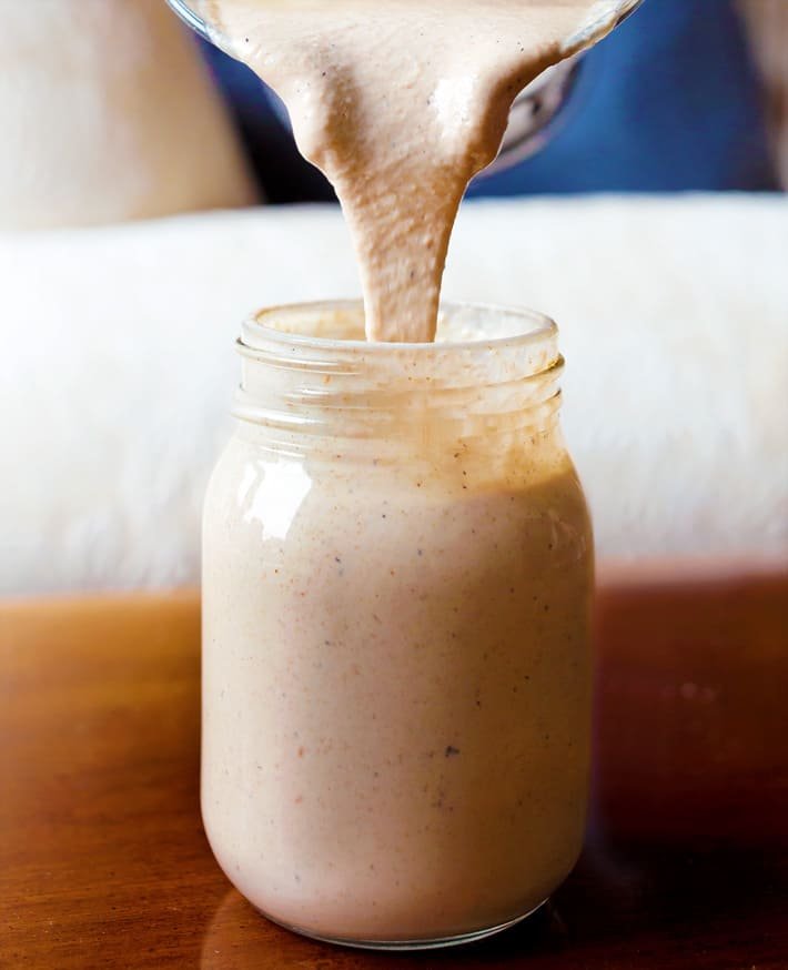 Smoothie de aveia e banana com manteiga de amendoim no café da manhã