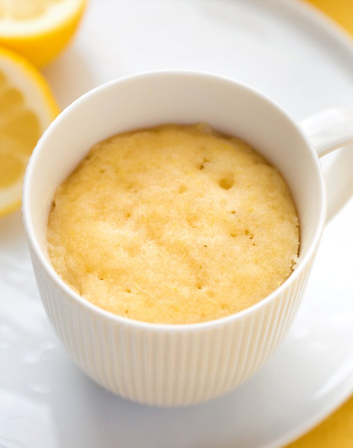Bolo de caneca de limão fácil (sem ovos, vegano)
