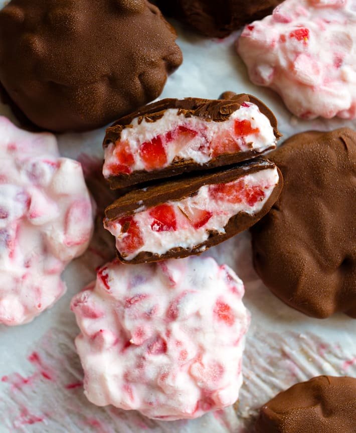 Petiscos de chocolate e morango com iogurte