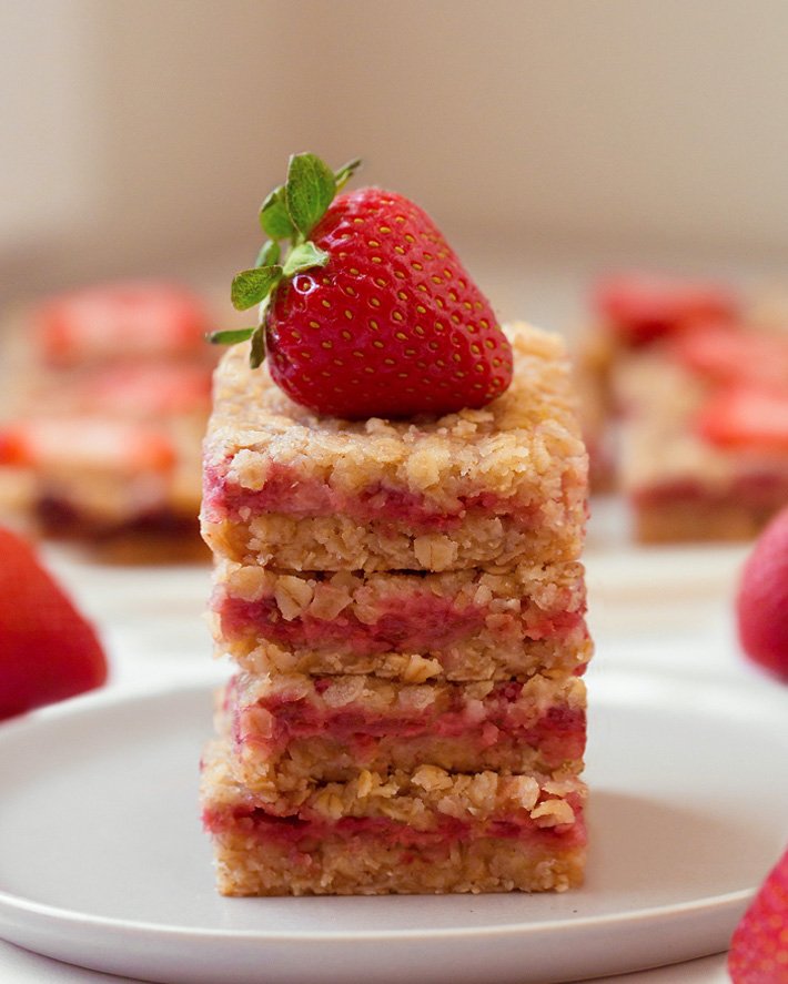 Lanches saudáveis ​​​​de aveia e morango