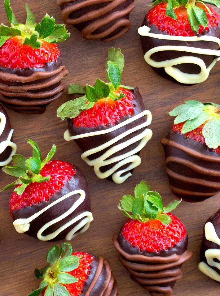 Morangos com cobertura de chocolate para dia dos namorados