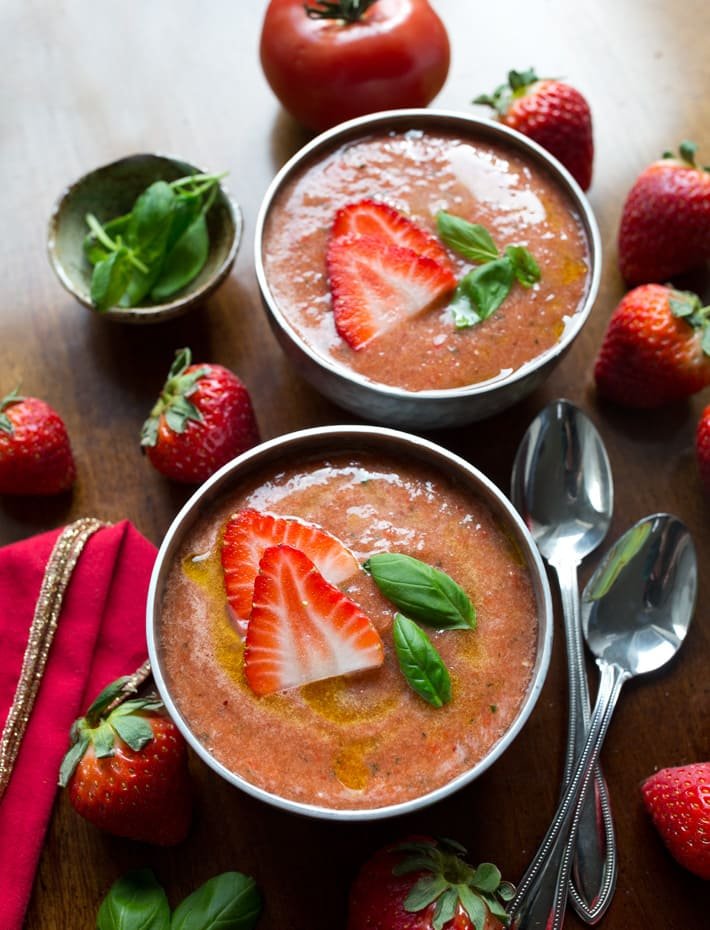 Tigelas de gaspacho de morango com manjericão