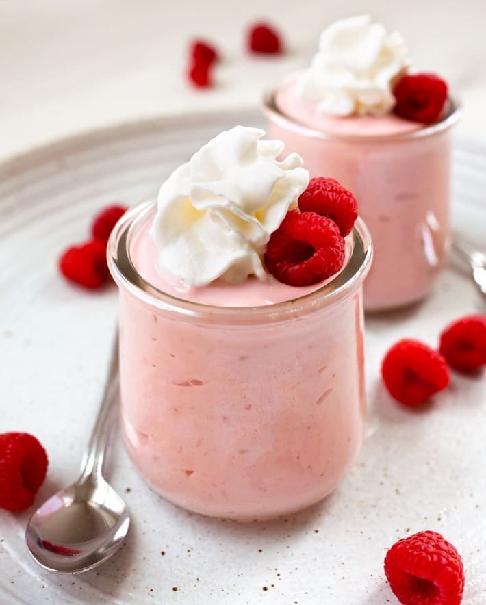Mousse de framboesa em uma jarra
