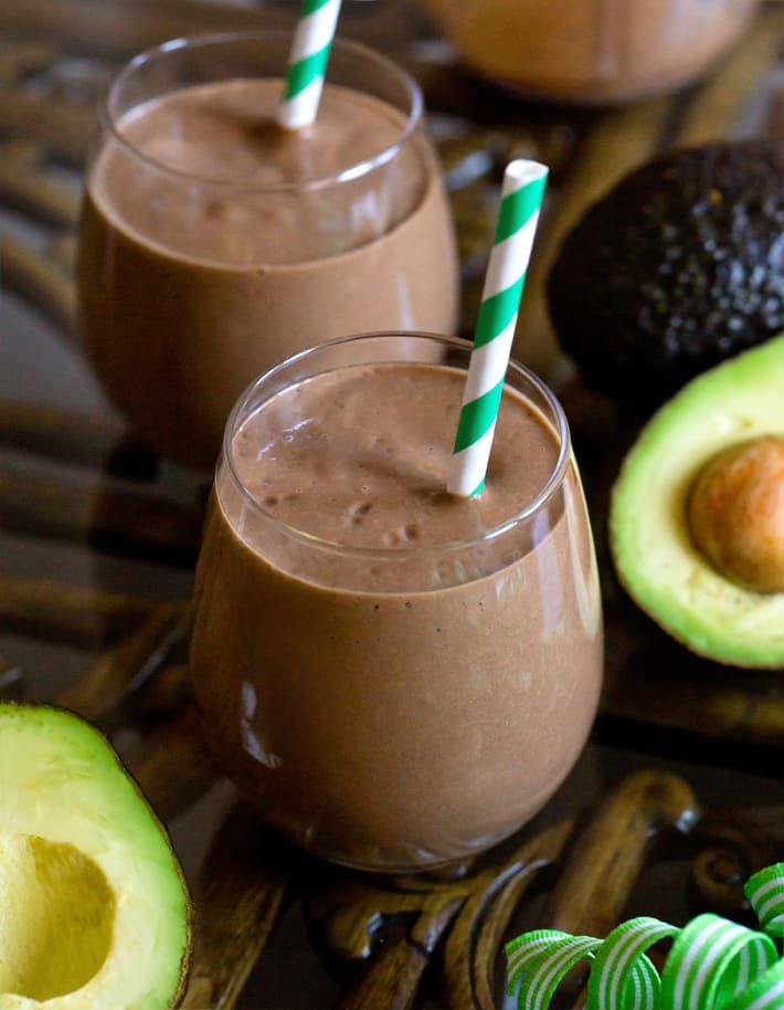 Smoothie de proteína de abacate e chocolate saudável