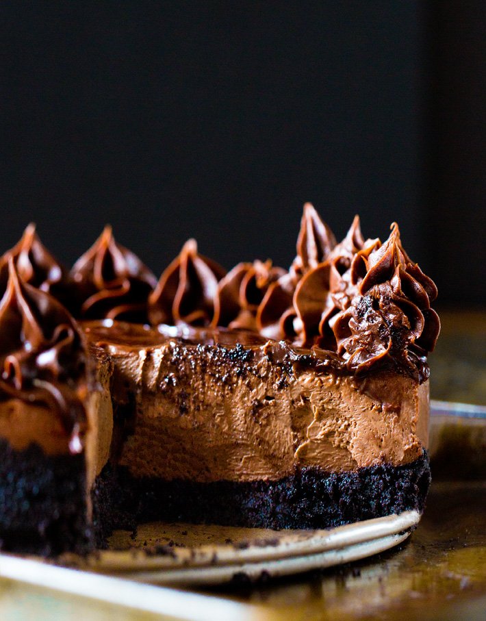Cheesecake triplo de chocolate com cobertura de chocolate