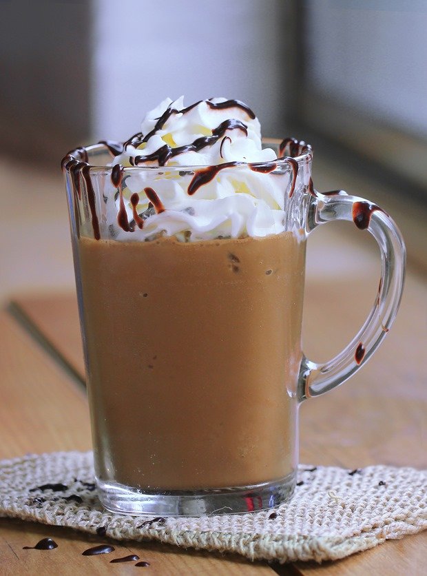 Faça seu próprio Frappuccino Cremoso de Mocha Misturado Congelado em casa, com esta receita fácil passo a passo da @choccovedkt! Receita completa: https://chocolatecoveredkatie.com/2015/08/24/homemade-mocha-frappuccino-recipe/