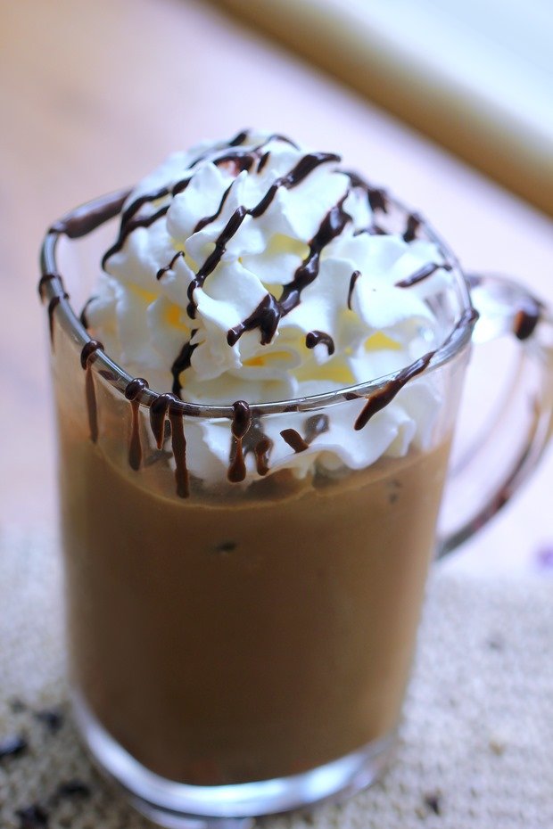 Faça seu próprio Frappuccino Cremoso de Mocha Misturado Congelado em casa, com esta receita fácil passo a passo da @choccovedkt! Receita completa: https://chocolatecoveredkatie.com/2015/08/24/homemade-mocha-frappuccino-recipe/