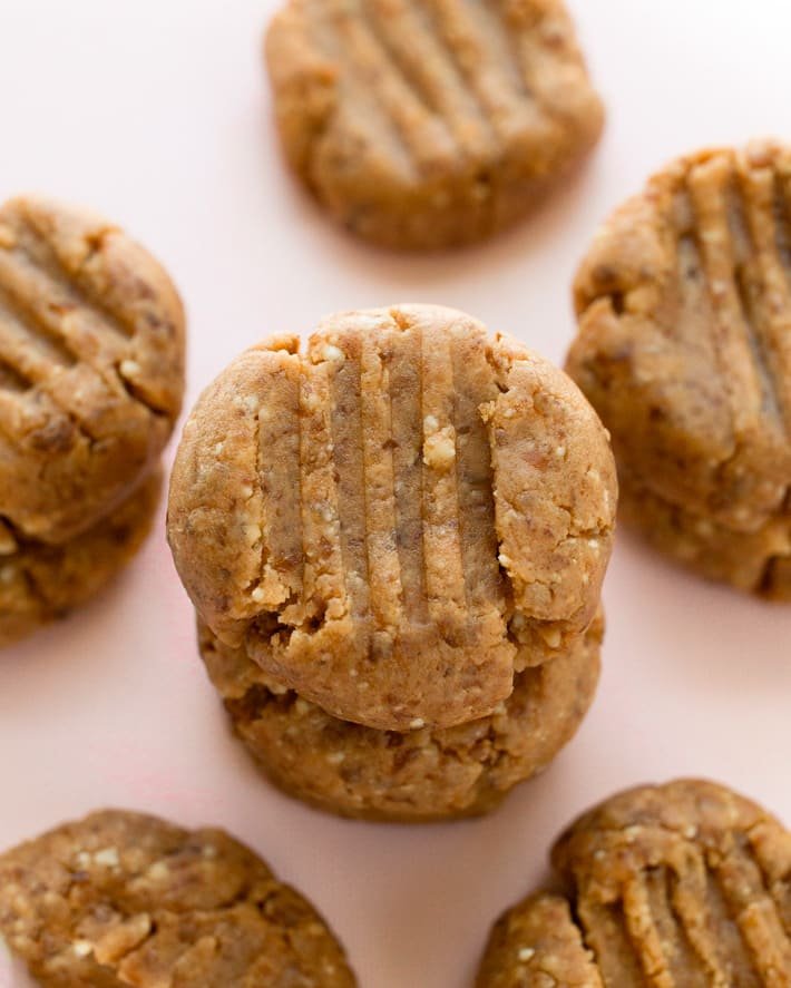 Receita de biscoito de manteiga de amendoim saudável em borracha (sem ovos)
