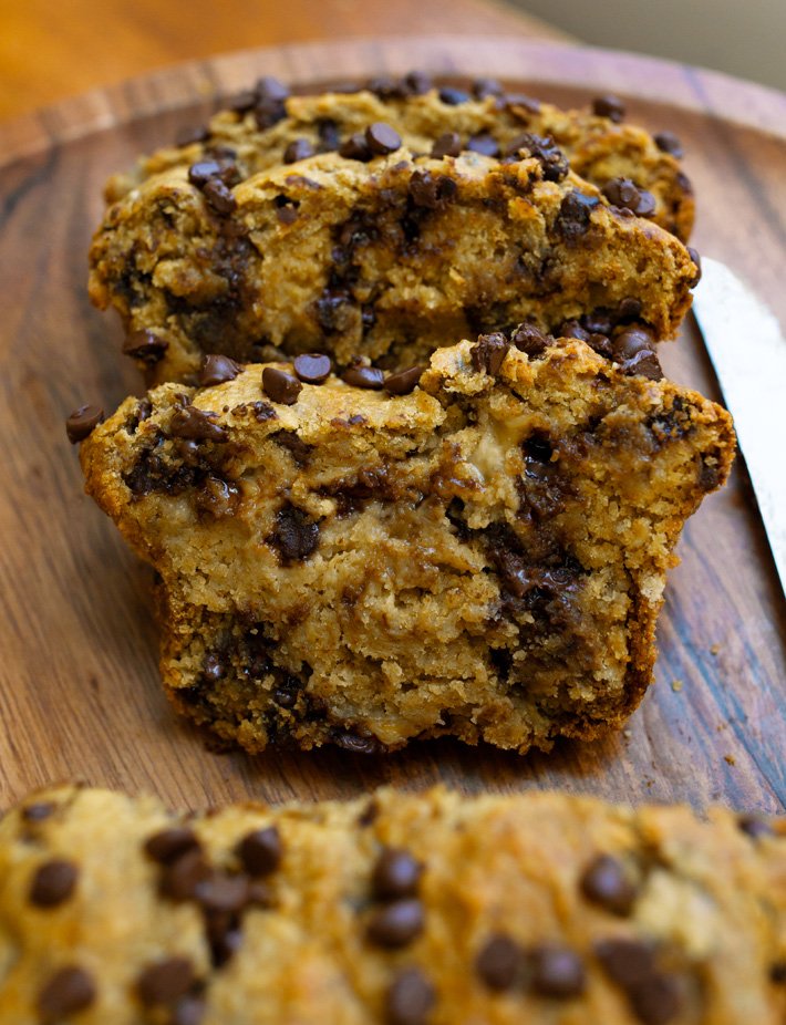 Pão de banana com gotas de chocolate e aveia