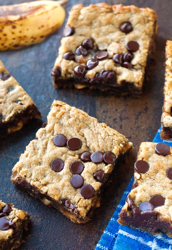 Barras de biscoitos de banana com gotas de chocolate