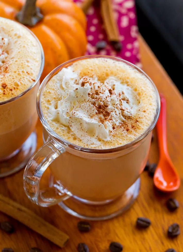 Café com leite com especiarias de abóbora