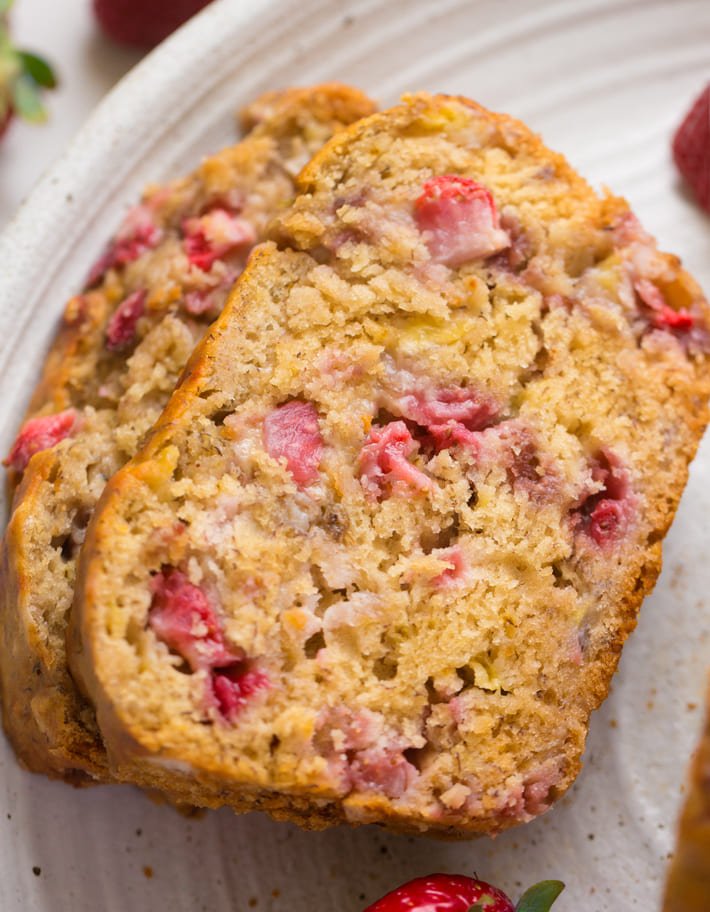 Fatia de pão de banana com morango